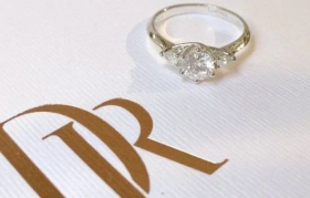 26万的DR钻戒被海底捞服务员扔了？我承认我酸了！