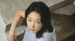 UGG携手代言人周冬雨，上演春日色彩大片