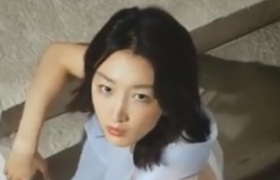 UGG携手代言人周冬雨，上演春日色彩大片