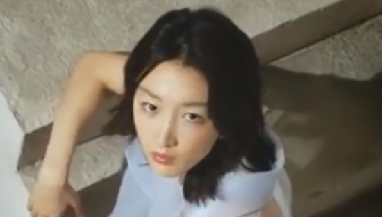 UGG携手代言人周冬雨，上演春日色彩大片