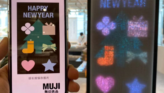 历时4个月，15000支笔，无印良品打造了一面发光互动装置