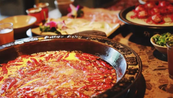 小龙坎火锅被卧底！被曝菜品不洗就上桌、登上热搜