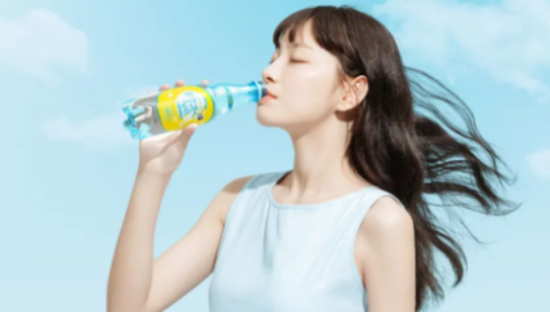 汉口二厂推出口服玻尿酸气泡水，征战口服美容赛道