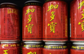 凭《好声音》大火，风波数年不断，昔日凉茶巨头如何续写新故事？