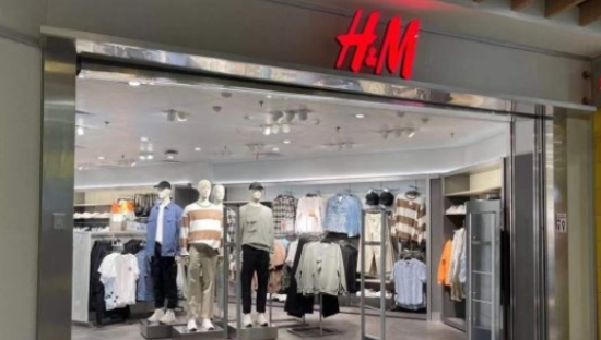 国产品牌纷纷声援新疆棉花，西单H&M门店空无一人