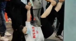 刹车失灵的特斯拉，撞翻了自己的公关部