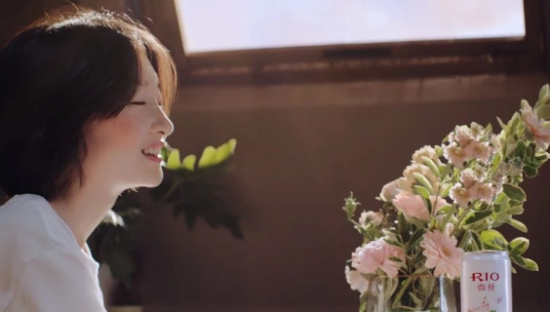 又被RIO微醺 X 周冬雨的新广告治愈到了