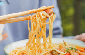 负债21亿的瑞幸咖啡创始人，能靠这碗“面”翻身？