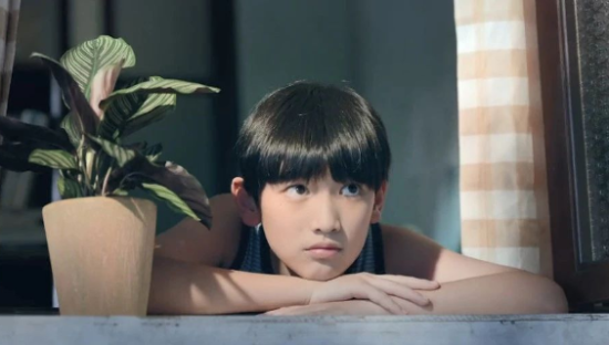 有道词典笔请「左手」拍了一支广告