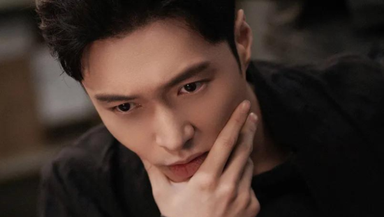 张艺兴嚼槟榔嚼出事，《扫黑风暴》被要求下架