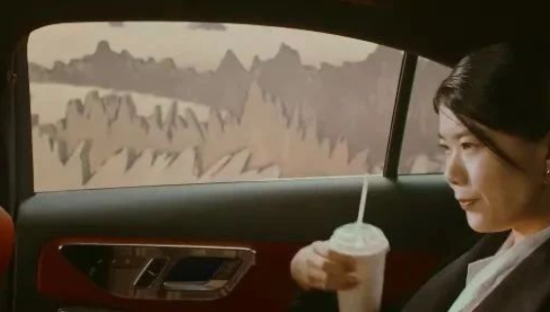 奔驰的代言费没收着，杨笠却被骂惨了…