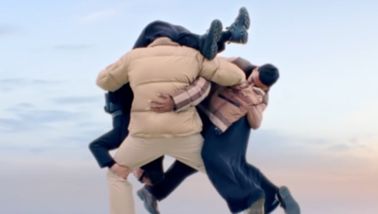 Burberry意象大片：风起，他们在稻田间自由飞舞