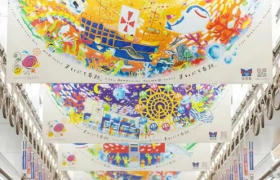 日本电车里无所不能的「中吊」