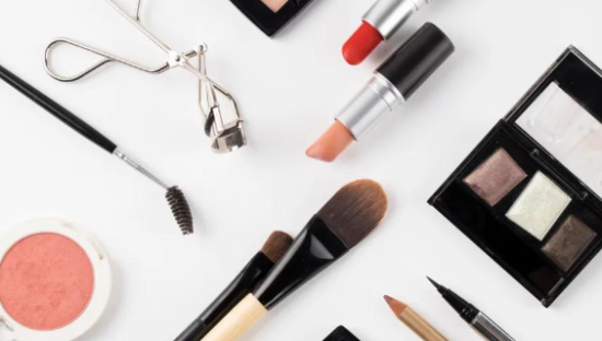 打不过完美日记，国货美妆集体出海