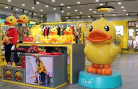 一年吸金2亿，国内最赚钱IP“小黄鸭”，能否重现泡泡玛特神迹？