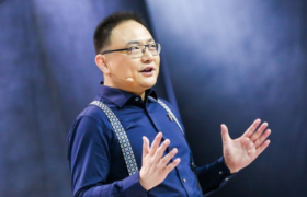 “收割机”罗振宇：一边收割智商税，一边玩转资本游戏