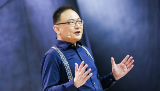 “收割机”罗振宇：一边收割智商税，一边玩转资本游戏