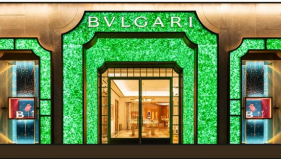 上海“宝格丽”火到外网！用工厂廉价的“酒瓶玻璃渣”，制出“翡翠”效果，网友：这用的是雪花还是青岛？