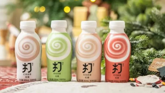农夫山泉“打奶茶”实现差异化破局，或将引领即饮奶茶赛道新发展