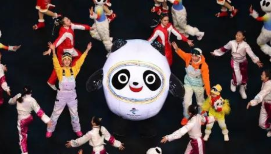 价格疯炒，线上秒杀线下排队5小时，冬奥顶流“冰墩墩”实力演绎一墩难求！