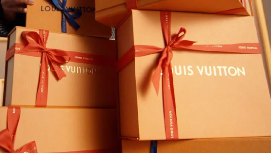 LV卡地亚给客户送菜？这波操作比上海菜价还魔幻……