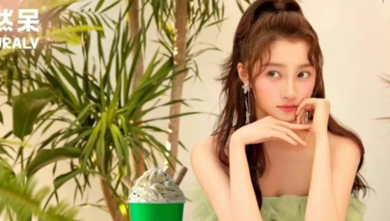 关晓彤的奶茶“洒了一地”！