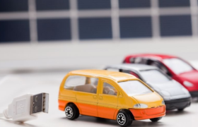 新能源车又迎洗牌年：蔚来向左、埃安向右