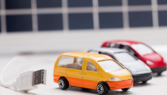 新能源车又迎洗牌年：蔚来向左、埃安向右