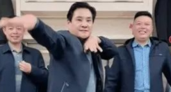 中老年男装直播间，营销辣眼又好笑