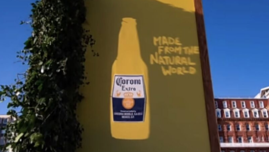 科罗娜一块“会动的”广告牌，太阳落山时有惊喜