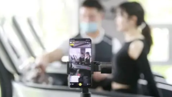 快手，出招了！