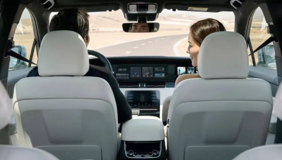 智能座舱「卷起来了」：整车厂加码，供应商林立