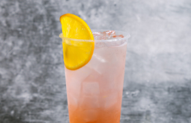 来伊份与元气森林：零食与气泡水的“吃喝战争”