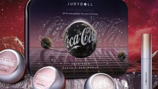 可口可乐联名橘朵推出新包装？！又是「星河漫步」主题设计！