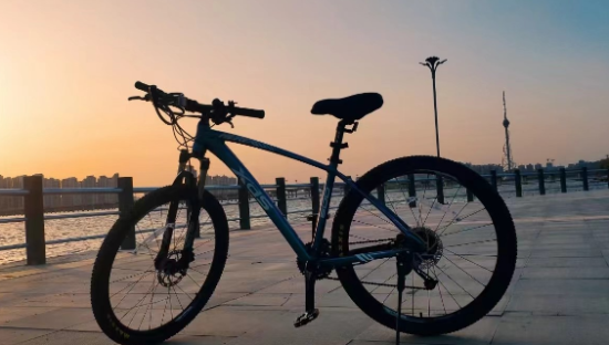 出不去的年轻人，买不起的自行车