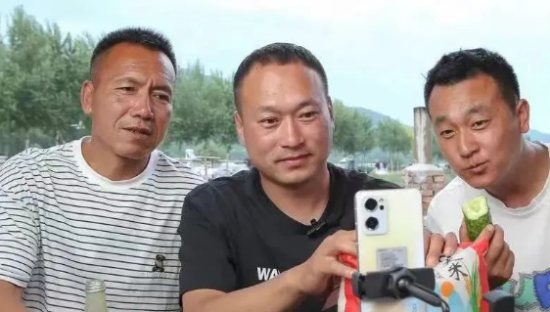 爆红半年后开始直播带货，张同学选对时机了吗？