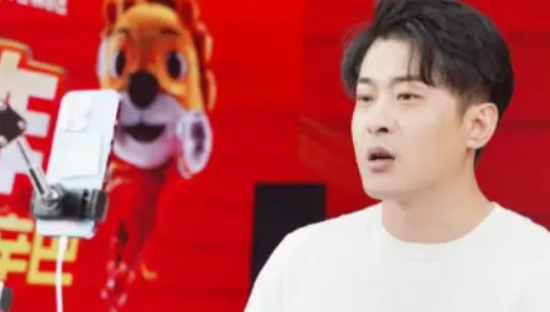 俞敏洪向左，辛巴向右