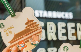 星巴克x饿了么联名推出【城市系列萌熊行李牌】，软fufu~