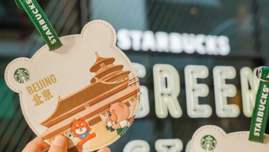 星巴克x饿了么联名推出【城市系列萌熊行李牌】，软fufu~