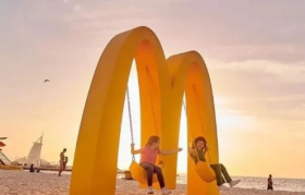 用logo做秋千，麦当劳真会玩！