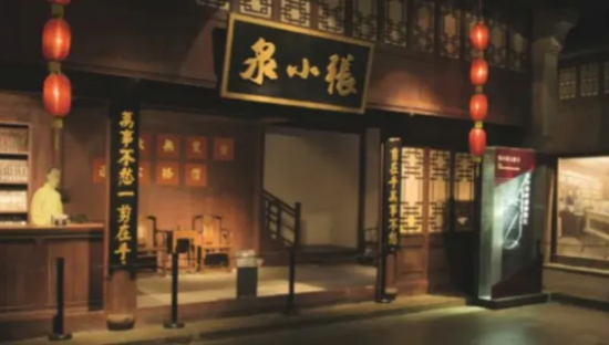 热搜第一！张小泉总经理称中国人切菜方法不对，米其林厨师不这样切；该公司客服曾称菜刀不能拍蒜