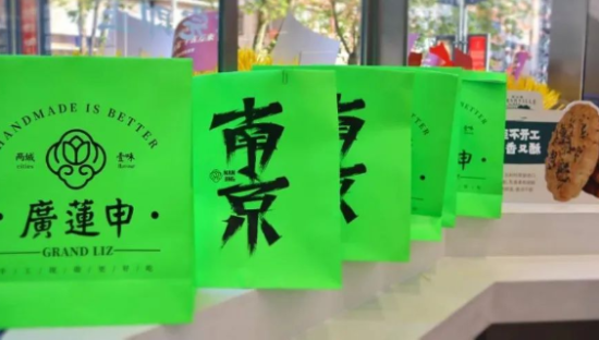 2022年设计流量密码是“变绿”！广莲申、优衣库抢着绿！可口可乐：这我10年前早玩过了！