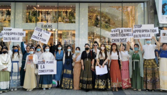 Dior“抄袭”马面裙后续，留学生上街抗议：停止文化挪用！网友：我们的传统文化，不能被偷！”