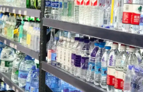 争一瓶价值3000亿的水|新消费的冰柜战争