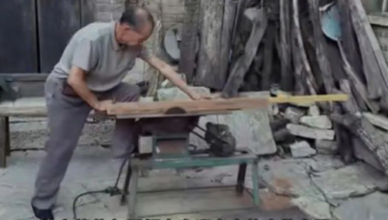 霸屏三天，深挖《二舅》的爆火文案与背后洞察