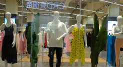 为什么街边服装店还没倒闭？