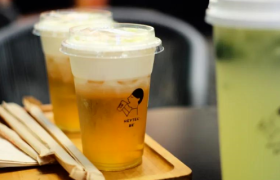 喜茶们跌倒，供应商吃饱