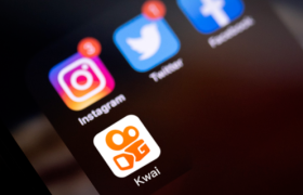 烧钱、摇摆、换帅，快手“三战”出海内幕