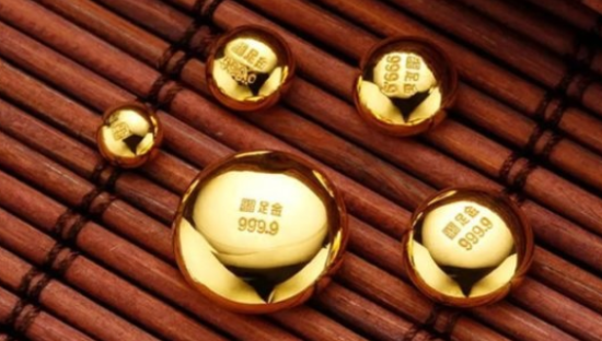 年轻人“卷”黄金，“扛”起大品牌、小商家