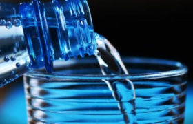 15元一瓶的矿泉水，“刺”痛了多少人？